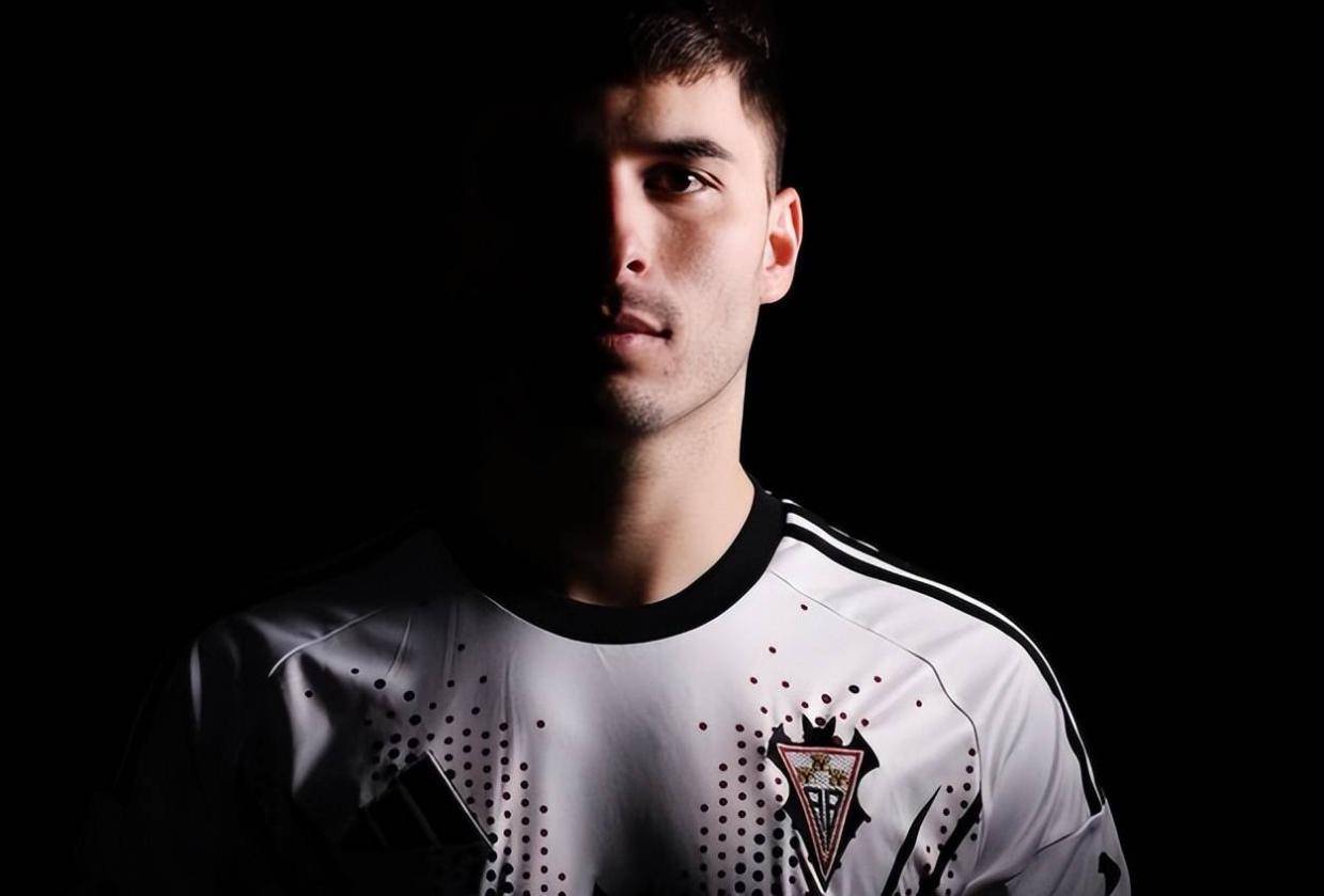 昔日西甲铁卫在新东家惨遭无视，泰山队及时止损，做了最明智决定